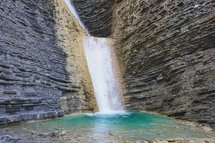 cascada de Oros Bajo en el Valle de Tena