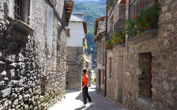 Calles del pueblo de Plan en el valle de Chistau