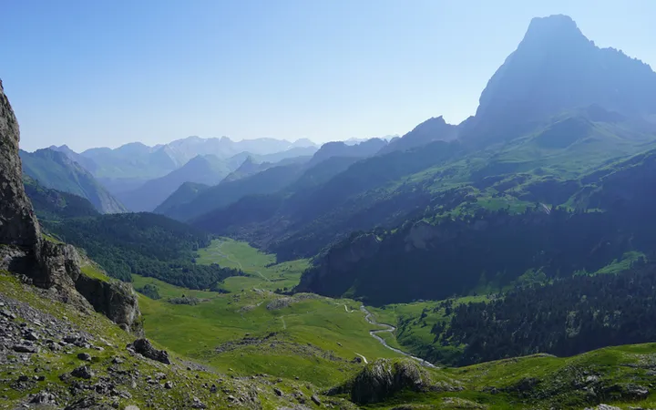Paisaje durante la bajada de la ruta circular a los Lagos de Ayous
