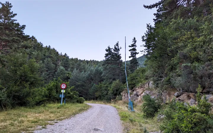 Barrera en la pista forestal de Villanúa