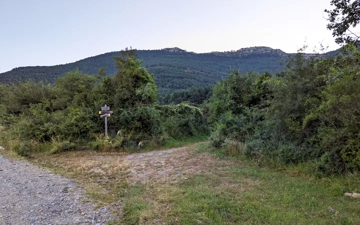 Primer desvío en la pista hacia el refugio de La Trapa