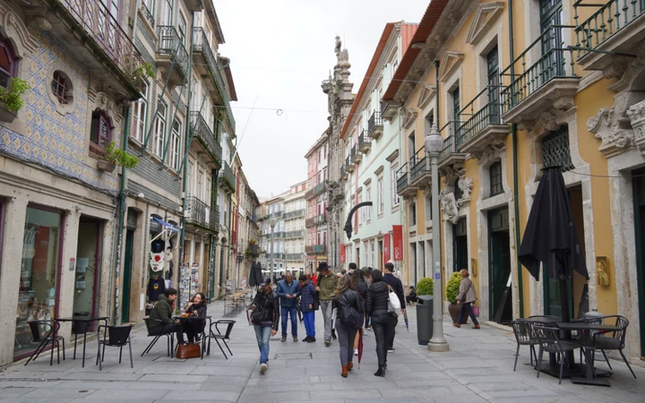 Una de las calles comerciales de Oporto