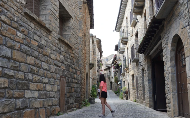 Calles del casco antiguo del pueblo de Aínsa