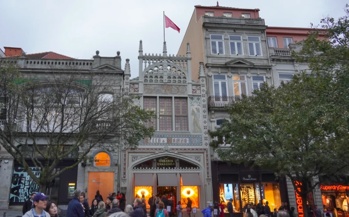 Colas en el exterior de la Librería Lello