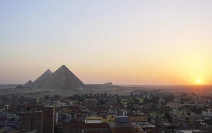 Vistas desde nuestro alojamiento en Guiza al atardecer