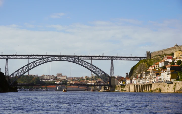 Vistas durante el crucero de los seis puentes por el río Duero