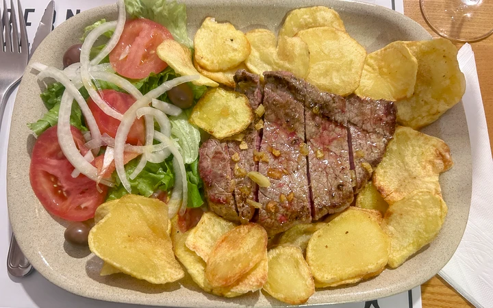 Plato combinado con carne a la brasa