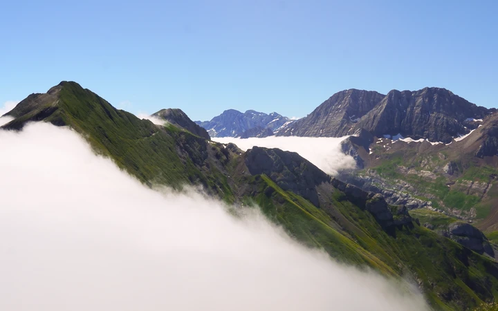 Ibón de Bernatuara cubierto por la niebla