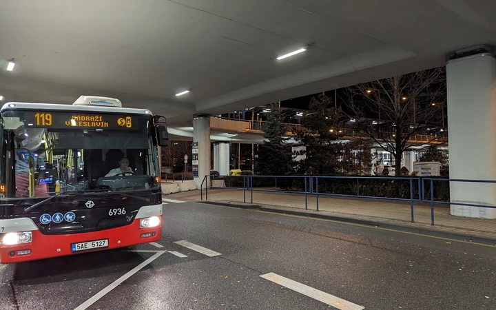 Autobús 119 en la parada de la Terminal 1 del aeropuerto de Praga