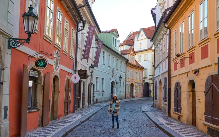 Coloridas calles del barrio de Malá Strana