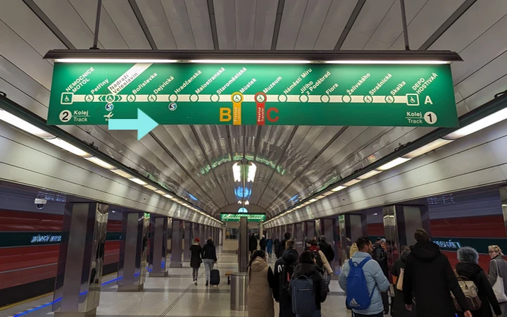 Cartel del metro con las indicaciones de las líneas