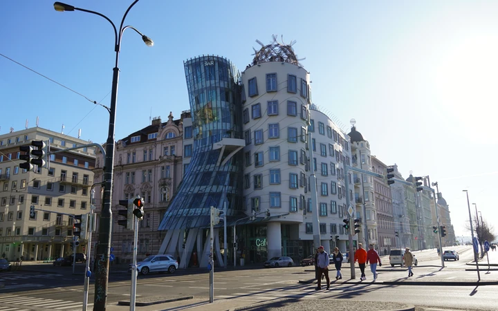 Casa danzante en el barrio nuevo de Praga