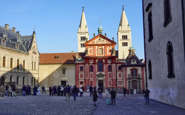 Fachada de la Basílica de San Jorge de Praga
