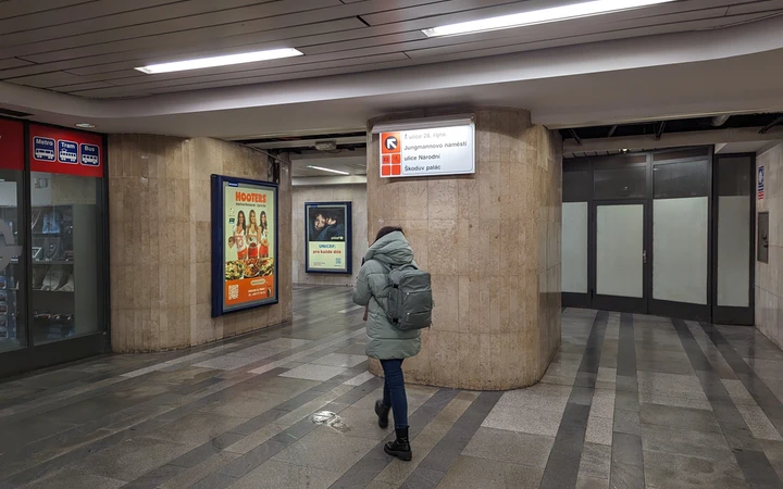Carteles indicativos del metro con las salidas