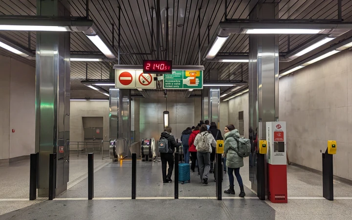 Interior de la estación de metro de Nádrazí Veleslavín