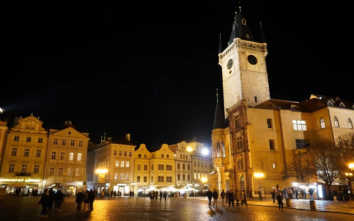 Plaza de la Ciudad Vieja de Praga por la noche