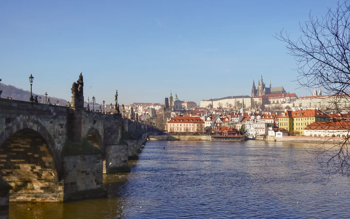 Puente de Carlos y barrio de Malá Strana en Praga