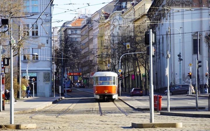 Tranvía recorriendo las calles de Praga