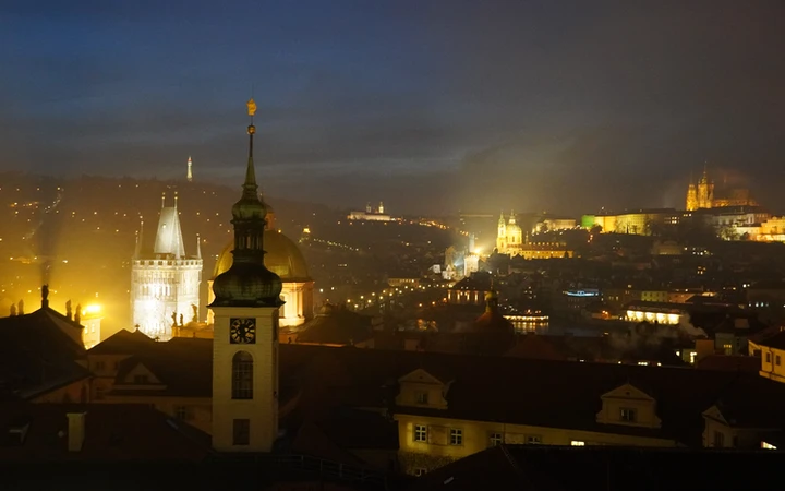 Vistas de Praga al anochecer