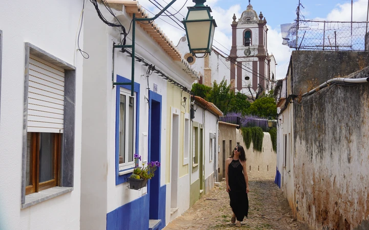 Calles de Silves con su Catedral de fondo