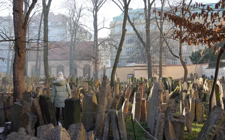Cementerio judío de Praga en el barrio de Josefov