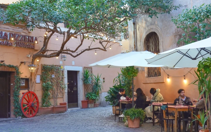 Restaurante en una de las pequeñas plazas del Trastévere