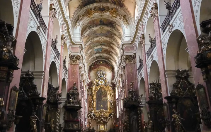 Interior de la Iglesia de Santiago de Praga