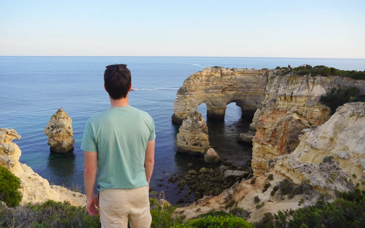 Acantilados de la Praia da Marinha al atardecer