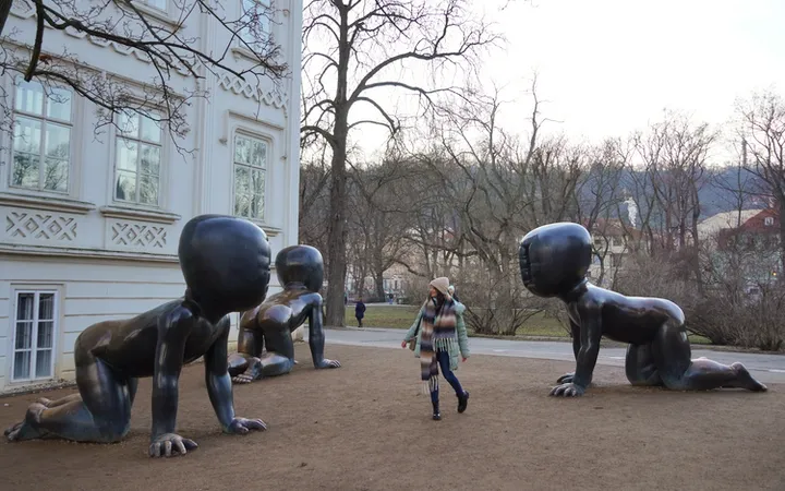 Escultura de los bebes gigantes de David Černý