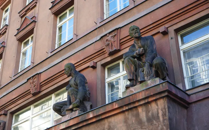Esculturas de la fachada de la Casa del Sindicato de Praga