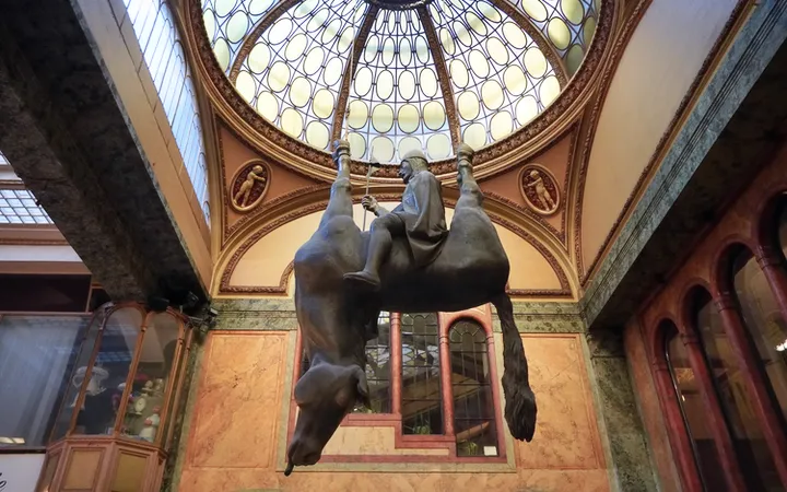 Escultura de David Černý en la Galería Lucerna