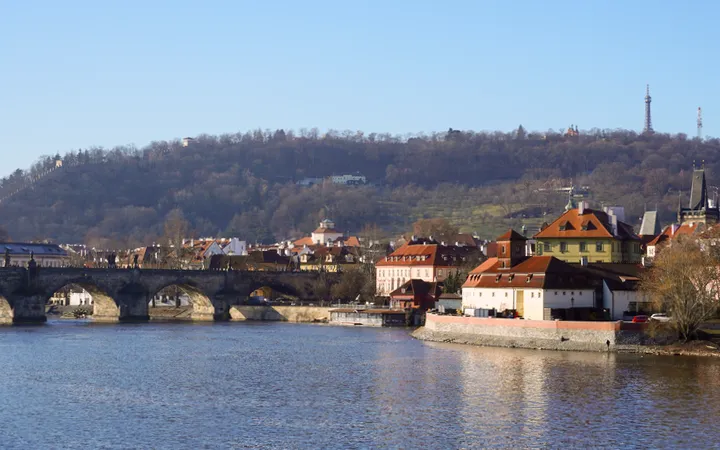 Vistas del Monte Petřín desde el río Moldava