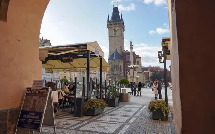 Acceso a la iglesia de Tyn en la Plaza de la Ciudad Vieja
