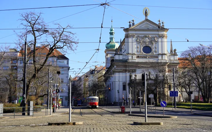 Tranvía de Praga pasando por la Plaza de Carlos en la Ciudad Nueva
