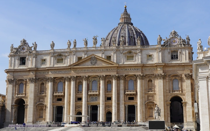 Exterior de la Basílica de San Pedro en el Vaticano