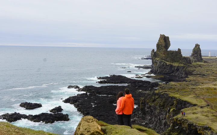 Vistas de los acantilados rocosos de Lóndrangar
