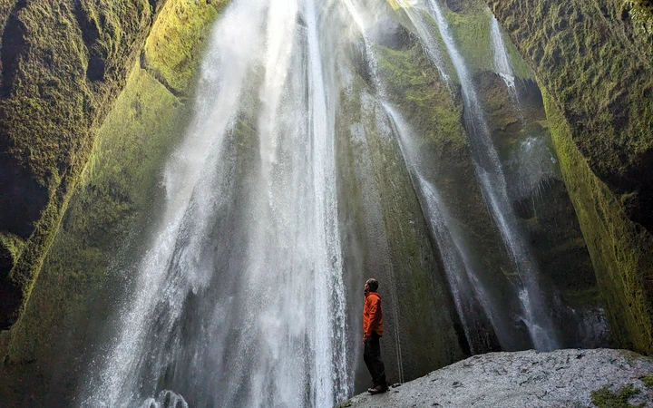 Cascada Gljufrafoss en el interior de la cueva