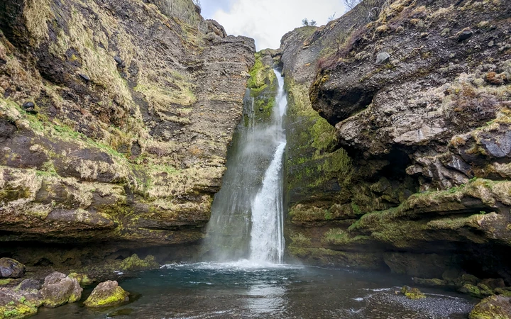 Cascada Gluggafoss en el sur de Islandia
