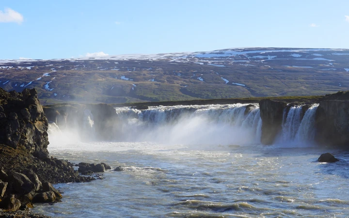 Cascada Godafoss en el norte de Islandia