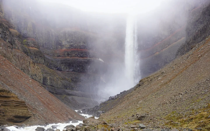 Cascada Hengifoss con algo de niebla cuando la visitamos
