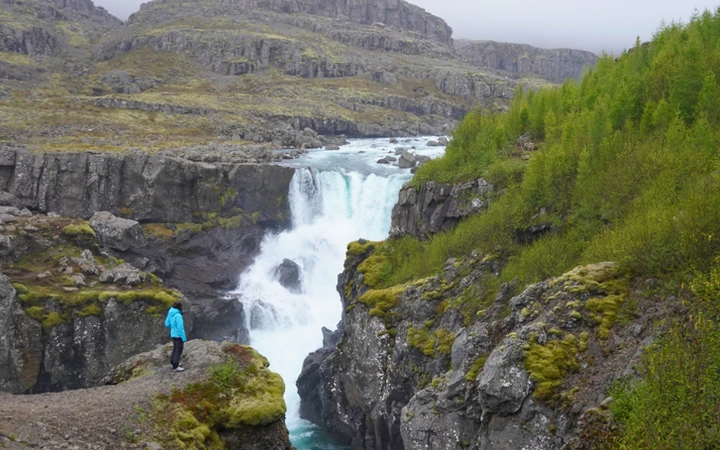 Cascada Sveinsstekksfoss en la carretera de los fiordos del este