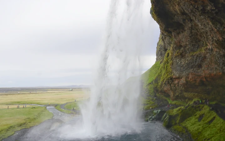 Cascada Seljalandsfoss desde la parte de atrás