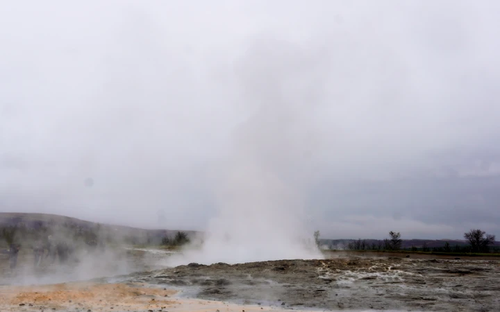 Geiser Strokkur expulsando agua
