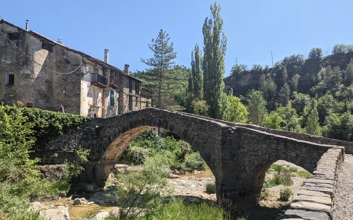 Puente del pueblo medieval de Montañana