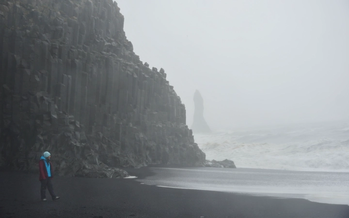 Playa negra de Reynisfjara en el sur de Islandia