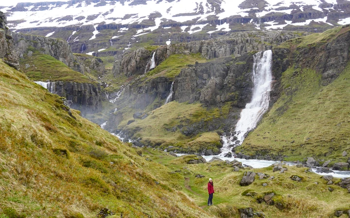Cascadas Vestdalsfossar en el fiordo de Seyðisfjörður