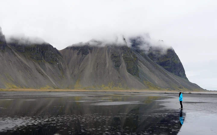 Montaña Vestrahorn con su reflejo en el agua