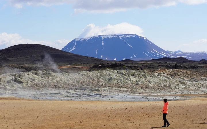 Paisaje de la zona geotérmica Hverir en el norte de Islandia