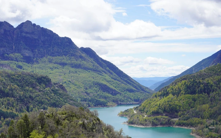 Paisaje en el que está la tirolina y el columpio del Valle de Tena