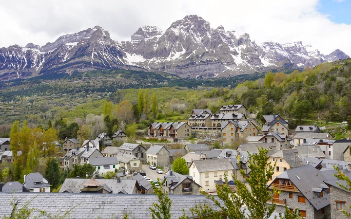 Vistas del pueblo de Tramacastilla de Tena y la Sierra de la Partacua
